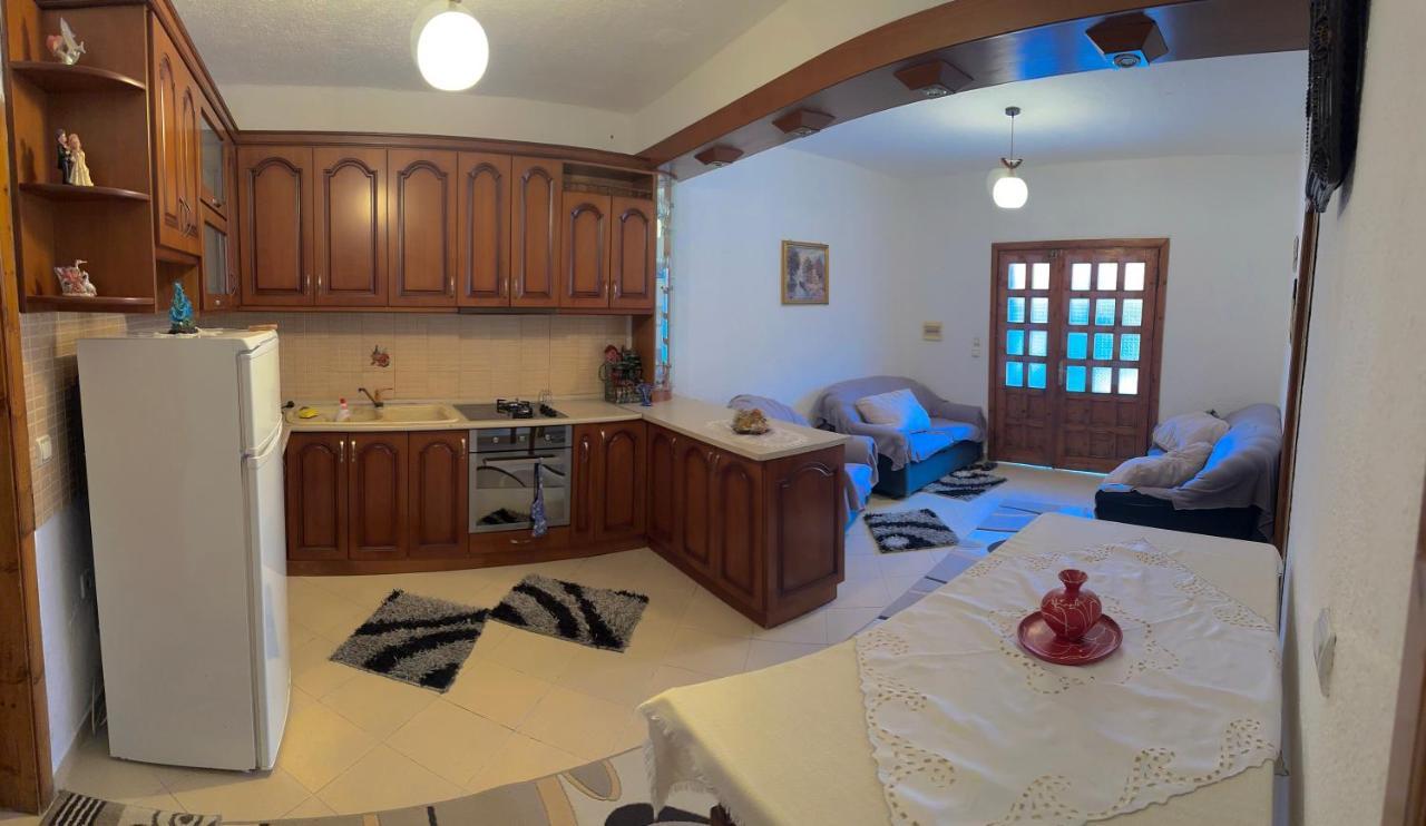 Guri Guest House Pogradec Bagian luar foto