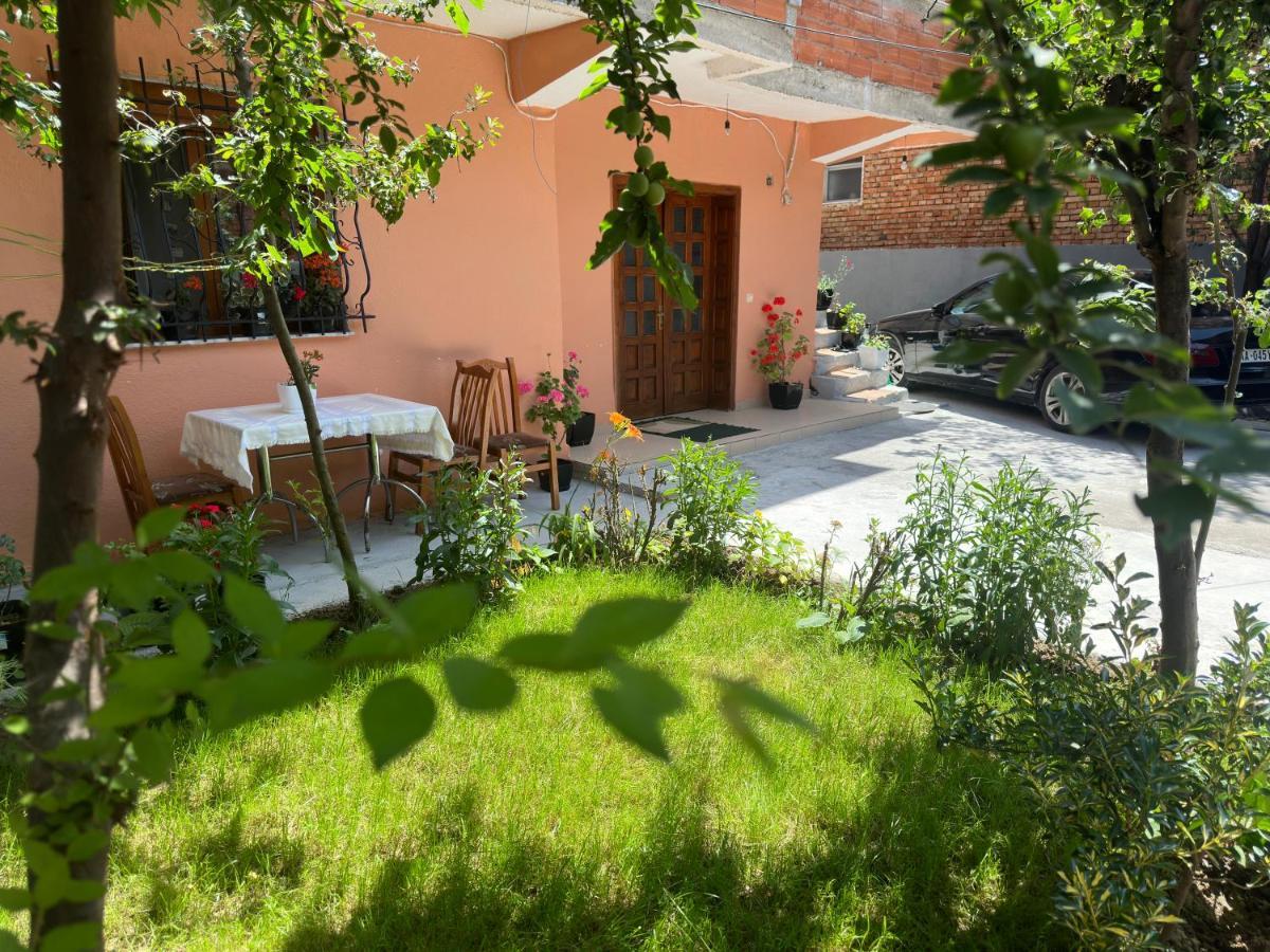 Guri Guest House Pogradec Bagian luar foto