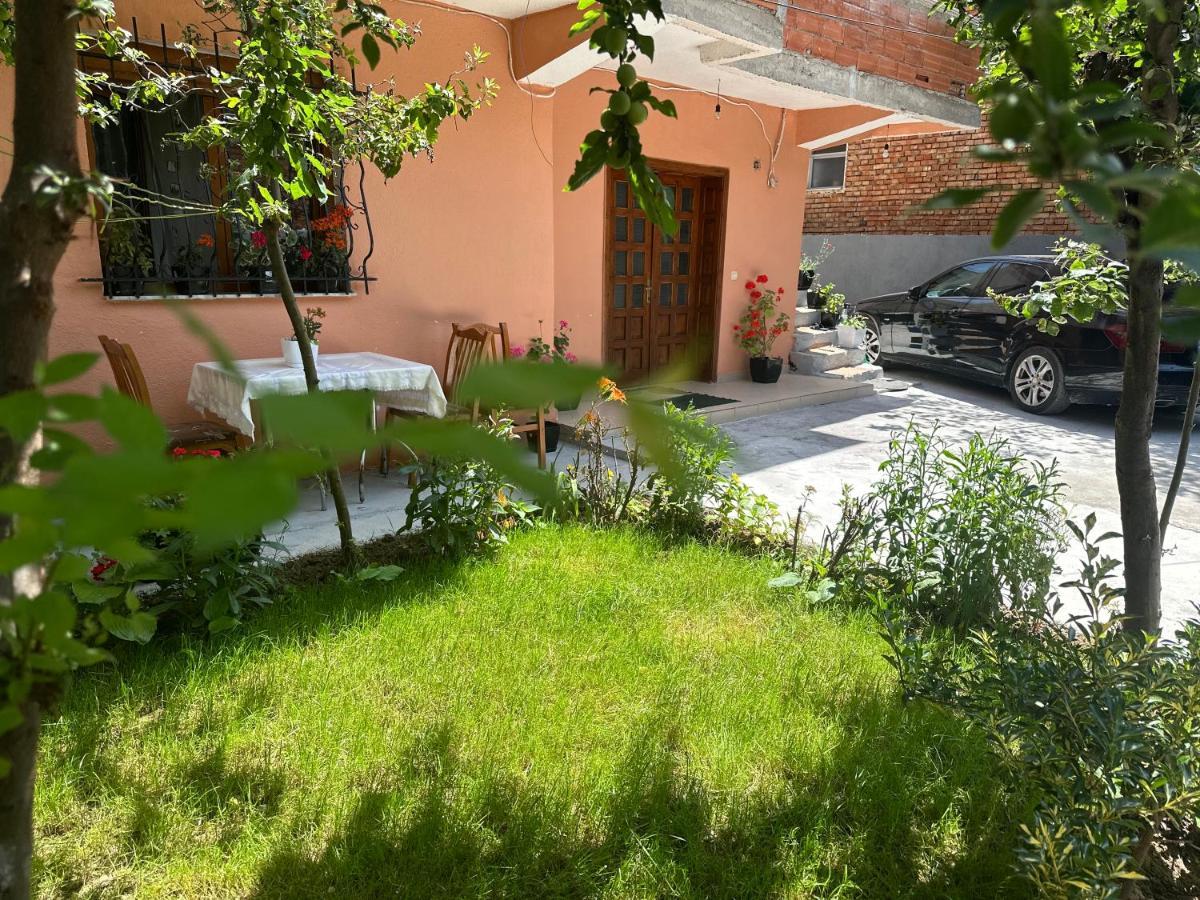 Guri Guest House Pogradec Bagian luar foto