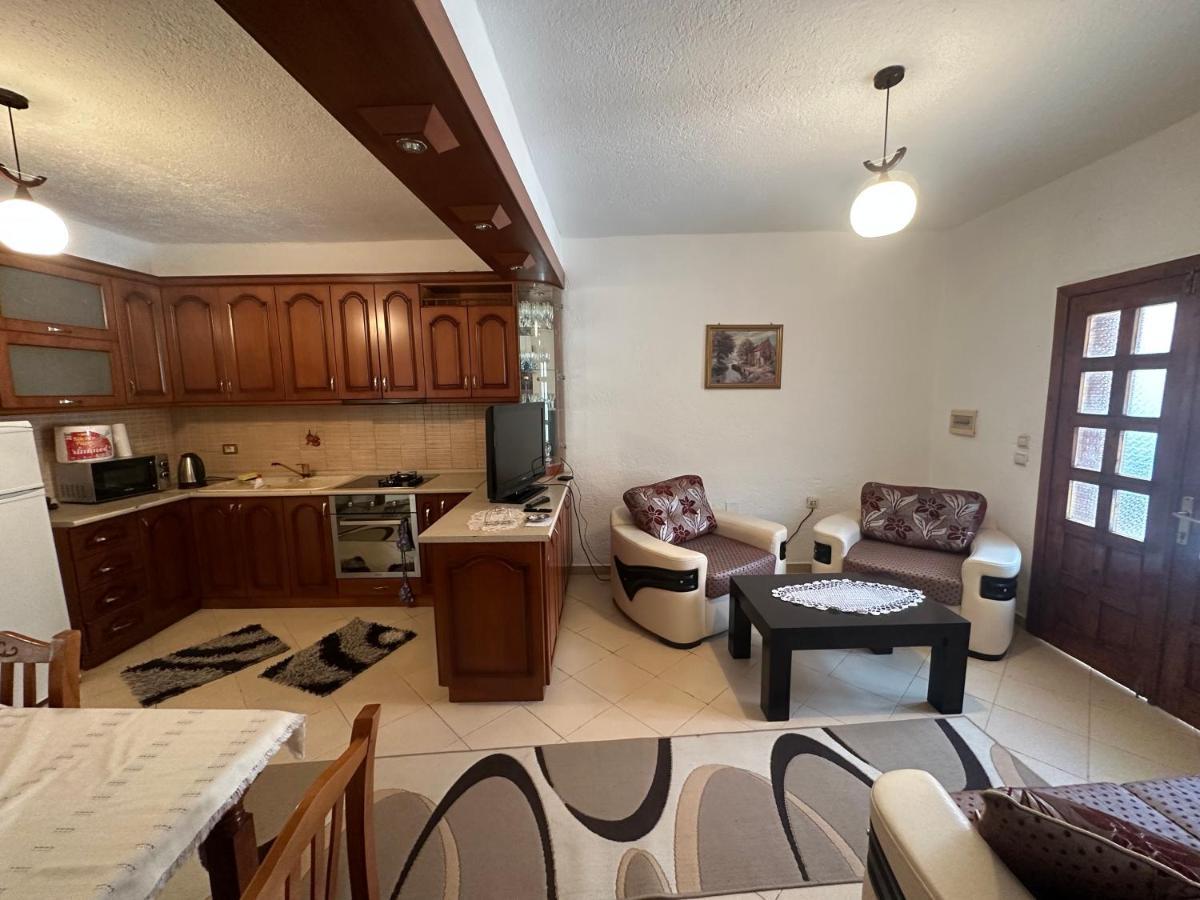Guri Guest House Pogradec Bagian luar foto